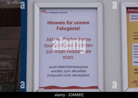 Schaprode, Deutschland. Februar 2026. Ein Schild mit der Aufschrift „Information für unsere Passagiere!“ Zu sehen ist im Hafen von Schaprode auf der Insel Rügen. Quelle: Stefan sauer/dpa/Alamy Live News Stockfoto