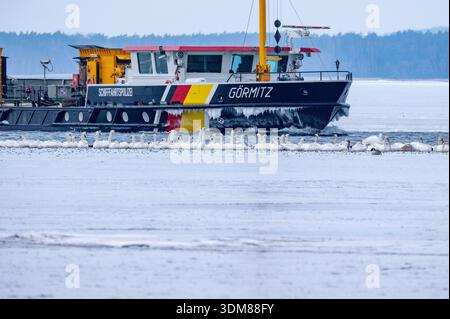 Schaprode, Deutschland. Februar 2026. Das Mehrzweckschiff und Eisbrecher Görmitz des Ostseeamtes fliegt durch das Eis. Das 8,68 Meter breite Schiff fährt in einem Kanal. Quelle: Stefan sauer/dpa/Alamy Live News Stockfoto