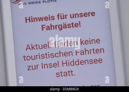 Schaprode, Deutschland. Februar 2026. Ein Schild mit der Aufschrift „Information für unsere Passagiere!“ Zu sehen ist im Hafen von Schaprode auf der Insel Rügen. Quelle: Stefan sauer/dpa/Alamy Live News Stockfoto