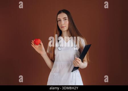 Kleines rotes Herz, Kardiologe. Die Ärztin ist im Studio. Stockfoto