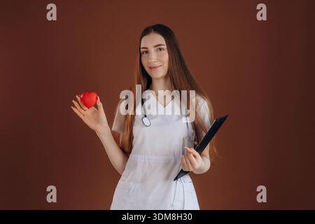 Kleines rotes Herz, Kardiologe. Die Ärztin ist im Studio. Stockfoto