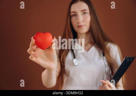 Kleines rotes Herz, Kardiologe. Die Ärztin ist im Studio. Stockfoto