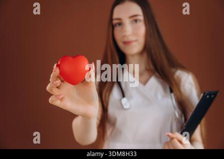 Kleines rotes Herz, Kardiologe. Die Ärztin ist im Studio. Stockfoto