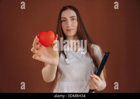 Kleines rotes Herz, Kardiologe. Die Ärztin ist im Studio. Stockfoto
