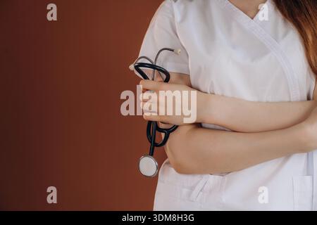 Detaillierte Nahaufnahme einer Ärztin, die ein Stethoskop hält. Stockfoto