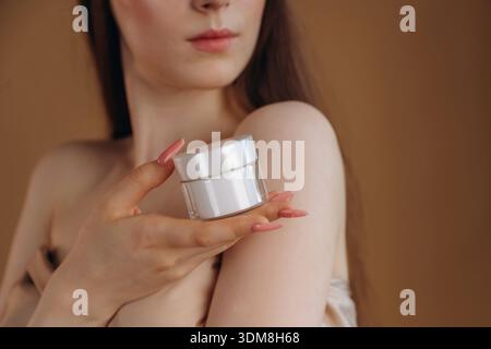 Nahaufnahme einer Frau mit Creme für die Haut. Stockfoto