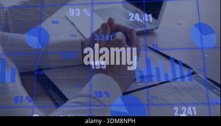 Analyse von zwei Männern in Hemden, Überprüfung der Finanzen im Besprechungsraum mit Laptop und blauem Overlay Stockfoto