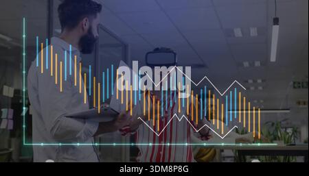 Manipulation der Frau in rot-weißem Hemd mit VR-Headset im Großraumbüro mit Laptop und Datenüberlagerung Stockfoto