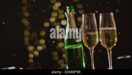 Mit grüner Sektflasche und zwei Flöten mit aufsteigenden Blasen auf der Tischplatte, Bokeh Stockfoto
