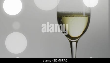 Eine einzelne Flöte mit blassem Sekt im Studio-Hintergrund, aufsteigende Blasen, Kopierraum Stockfoto