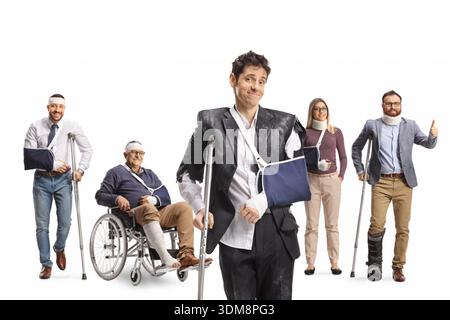 Gruppe von Personen mit verschiedenen Verletzungen, die Armschlingen tragen und Krücken auf weißem Hintergrund verwenden Stockfoto
