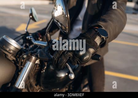 Detailansicht eines Mannes mit Motorrad aus nächster Nähe. Stockfoto