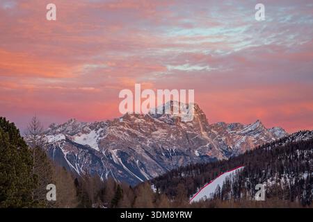 Malerischer Blick auf die Dolomiten bei Sonnenuntergang, Blick vom Falzarego Pass, Veneto, Italien Stockfoto
