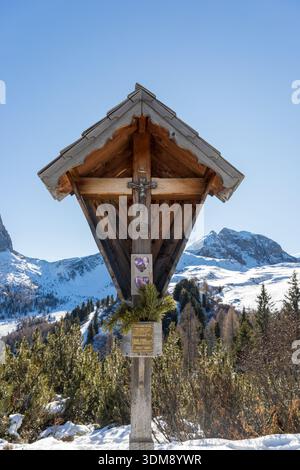 Hölzernes Kruzifix Kreuz mit Bergen im Hintergrund, Dolomiten, Italien Stockfoto