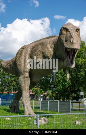 Tyrannosaurus-Skulptur, riesiges prähistorisches Raubtier, offene Kiefer. Sosnowiec, Polen. Stockfoto