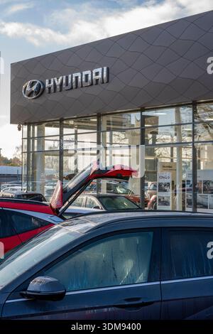 Hyundai Haupthändler mit Logo und Neuwagen auf dem Vorplatz im Stadtzentrum von Southampton, Hampshire, Großbritannien Stockfoto