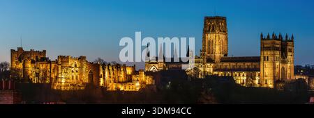 Ein Panoramablick in der Abenddämmerung auf Durham Cathedral & Durham Castle in Durham City, beleuchtet vor einem klaren Nachthimmel Stockfoto