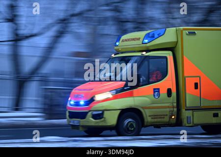 Berlin, Deutschland. Februar 2026. Eine Bundeswehr-Ambulanz fährt auf einer schneebedeckten Straße mit blinkenden blauen Lichtern. Quelle: Lilli Förter/dpa/Alamy Live News Stockfoto