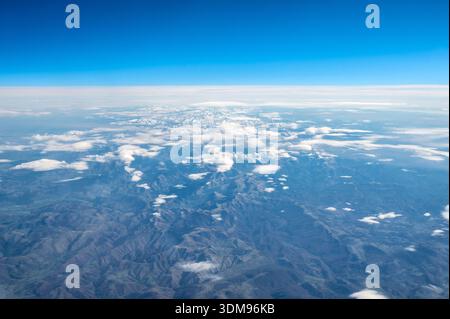 Luftbild der Wolken über den Pyrenäen. Stockfoto
