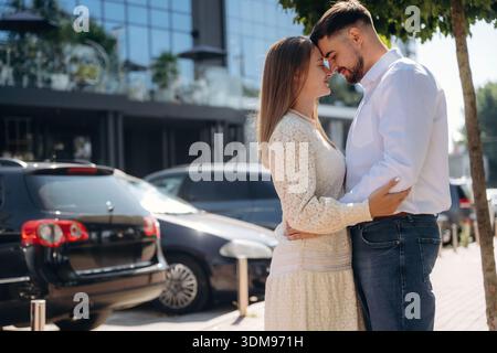 Seitenansicht, sich anschauen, gleich küssen. Glückliches Paar im Freien. Stockfoto
