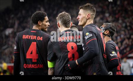 LEVERKUSEN, DEUTSCHLAND - 3. FEBRUAR: Patrik Schick (Bayer 04 Leverkusen, 14) feiert mit seinen Teamkollegen Jarell Quansah (Bayer 04 Leverkusen, 4), Robert Andrich (Bayer 04 Leverkusen, 8) und Arthur (Bayer 04 Leverkusen, 13) das zweite Tor seines Teams Stockfoto