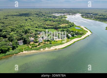 Luftaufnahme der Häuser am Wasser am 5-Mile-Hafen Stockfoto