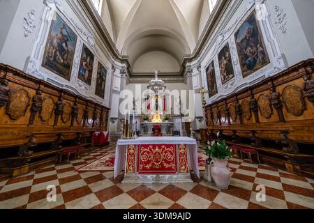 Blick auf den reich verzierten Hauptaltar und das Kirchenschiff in der Kirche St. Michael der Erzengel Kathedrale in San Daniele del Friuli. Stockfoto