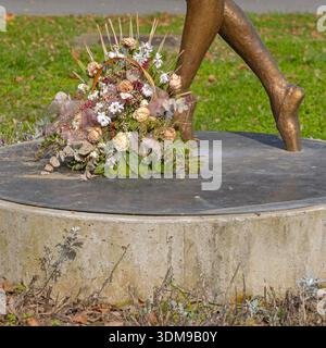 Verfallene Blumenarrengement Blumenstrauß der alten Blumen am Denkmal in Kroatien Stockfoto
