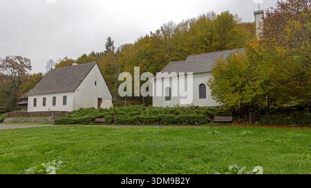 Nikola Tesla Geburtshaus und serbisch-orthodoxe Kirche in Smiljan Kroatien Stockfoto