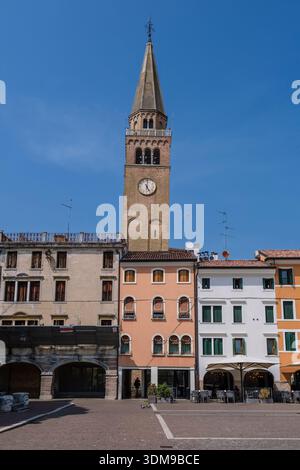 Der Platz der Republik mit der Kirche St. Andreas der Apostel und seinem schiefen Turm, der sich in der Ferne erhebt. Stockfoto
