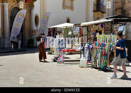 Monreale, Italien - 17. Mai 2025. Piazza Guglielmo II, ein Platz vor der Kathedrale. Auf dem Platz gibt es einen lebhaften, farbenfrohen Straßenmarkt Stockfoto