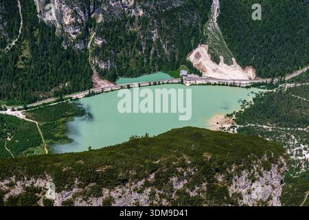 Aus der Vogelperspektive vom Monte Piana mit Blick auf den Landro-See und die umliegende Berglandschaft. Stockfoto