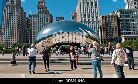 Chicago, USA, 17. Oktober 2024: Touristen besuchen die Cloud Gate Sculpture in Chicago. Stockfoto