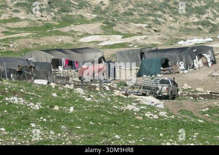 Allgemeine Ansicht der Häuser palästinensischer Beduinen in Khirbet Ibziq, im nördlichen Jordantal in der Nähe von Tubas im Westjordanland, versammelten sie sich dort, nachdem sie von einer Gruppe von Siedlern angegriffen wurden, die die Straße zum Lager blockierten und Zivilisten und humanitären Organisationen den Zugang verhinderten. Die Siedler zerstörten auch eine Beduinenschule. Stockfoto