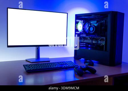 Minimalistischer Gaming-Schreibtisch mit isoliertem Computermonitor für Mockup, Tastatur, Maus und beleuchteten Gaming-pc, der einen sauberen, modernen Arbeitsplatz zu Hause schafft Stockfoto