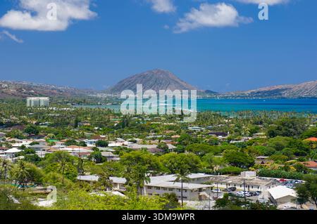 Ein Blick auf das Waialae-Kahala-Viertel auf Oahu, Hawaii, wurde 2008 aufgenommen. Das Bild zeigt Wohngebäude mit üppigem Grün, die sich in Richtung Pazifik erstrecken. Zwei prominente Wahrzeichen, Diamond Head und Koko Head, bilden die Kulisse dieser Küstenlandschaft. Stockfoto