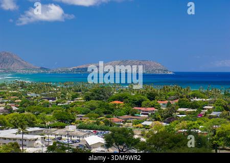 Ein Blick auf das Waialae-Kahala-Viertel auf Oahu, Hawaii, wurde 2008 aufgenommen. Das Bild zeigt Wohngebäude mit üppigem Grün, die sich in Richtung Pazifik erstrecken. Zwei prominente Wahrzeichen, Diamond Head und Koko Head, bilden die Kulisse dieser Küstenlandschaft. Stockfoto