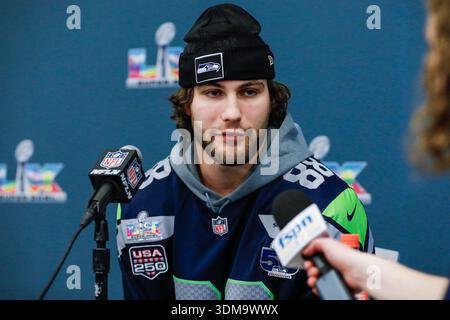 San Jose, USA. Februar 2026. Seattle Seahawks Tight End #88 AJ Barner spricht mit den Medien während der Seattle Seahawks Media Availability, die am 4. Februar 2026 im San Jose Marriott in San Jose, Kalifornien stattfand. Der Super Bowl LX findet am 8. Februar 2026 zwischen den New England Patriots und den Seattle Seahawks statt. (Foto: Kindell Buchanan/SIPA USA) Credit: SIPA USA/Alamy Live News Stockfoto