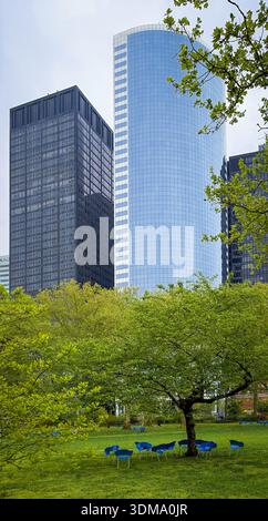 New York City, USA, 30. April 2024, Blick auf einige moderne Gebäude an der State Street vom Battery Park, an der Südspitze von Manhattan Stockfoto