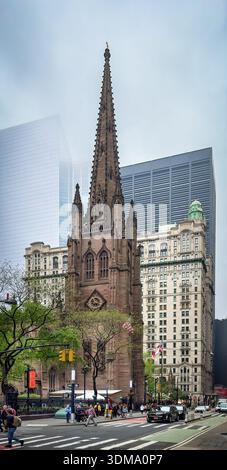 New York City, USA, 30. April 2024, Blick auf die Trinity Church im Finanzviertel von Lower Manhattan Stockfoto