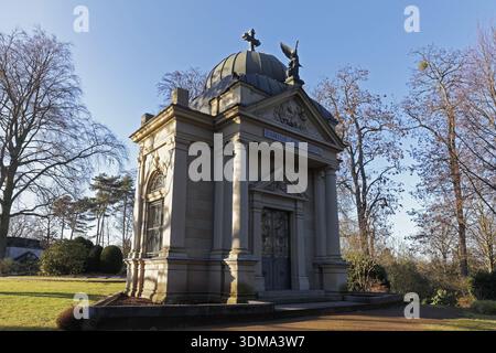 Pompöses Mausoleum der Familie Degelstein, Nordfriedhof Düsseldorf, Nordrhein-Westfalen, Deutschland Stockfoto