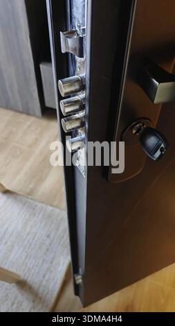 Nahaufnahme eines offenen Türschlosses mit sichtbaren Metallbolzen, Sicherheitsdienst im Hotel, Kosovo Stockfoto