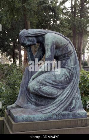 Grabskulptur einer trauernden Frau des Bildhauers Eberhard Encke, Redemann Grab, Nordfriedhof Düsseldorf, Nordrhein-Westfalen, Deutschland Stockfoto