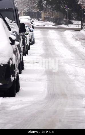 Im Winter im Schnee geparkte Autos, Deutschland Stockfoto