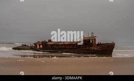 Der verrostete Schlepper Shawnee, gestrandet an der Skelettküste, Namibia, entlang einer der abgelegensten Atlantikküsten Afrikas. Stockfoto