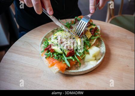 Köstliche Bruschetta mit Lachs, Avocadobutter, Salat und Tomatensalat. Stockfoto