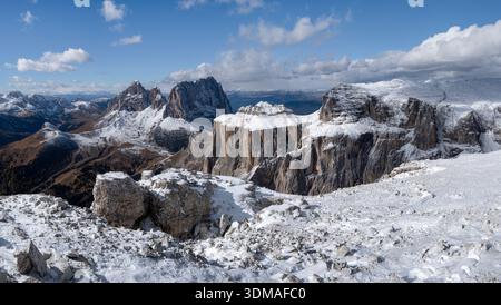 Blick vom Sass Pordoi in der Sella-Gruppe, begleitet von Cinque Dita (2998 m), Sasso Lungo (3182 m) und Piz Clavaces (2831 m), die Dolomiten, Italien Stockfoto