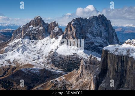 Blick vom Sass Pordoi über Punta Grohmann (3126 m), Cinque Dita (2998 m), Sasso Lungo (3182 m) und Piz Clavaces (2831 m), die Dolomiten, Italien, Europa Stockfoto