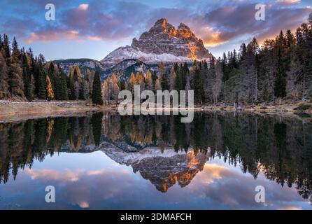 Lago d'Antorno, umgeben von den imposanten Gipfeln des Tre Cime di Lavaredo, nahe Auronzo di Cadore, Region Veneto, Dolomiten, Italien Stockfoto