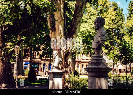 Zagreb, Kroatien - 5. Juni 2024: Blick auf sonnenüberflutete Statuen, die stolz inmitten des grünen Laubs des Zrinjevac-Parks stehen, einer ruhigen Oase im Heide Stockfoto